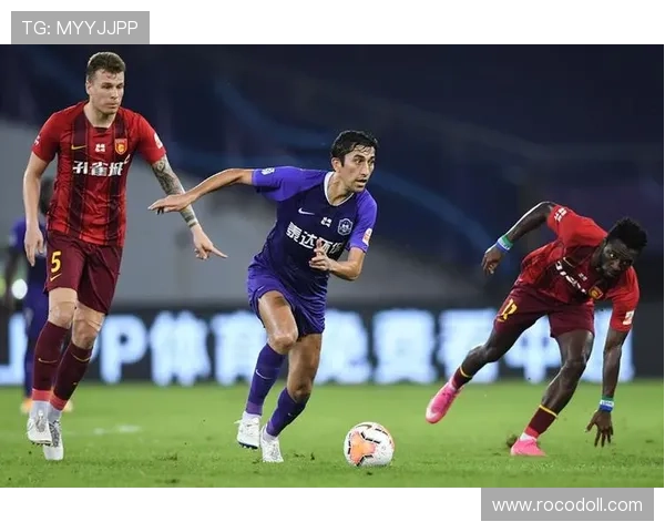 库尔图瓦与吕宁的竞技较量表现稳健，门将之争引发关注。